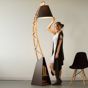 Übergroße Stehlampe &quot;ARKA&quot;, Industrielle Bürobeleuchtung, Große Lampe, Wohnzimmerlampe, Industrielles Dekor, Rustikale Kunst für Zuhause, Dekorative Lampe