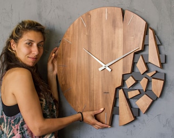 Grande horloge murale cassée, horloge en bois surdimensionnée 24"/ 60cm, décoration murale brisée, horloge de salon, grande horloge de bureau, faite à la main sur commande