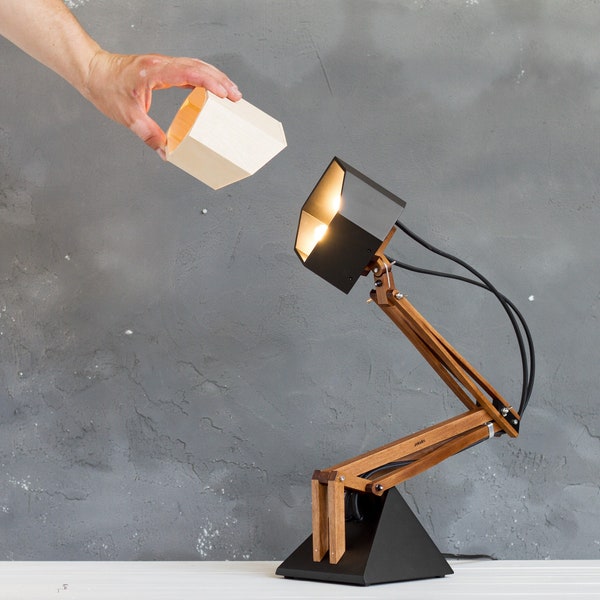 Lámpara de escritorio hecha a medida, regalo personal único, lámpara articulada de madera hecha a mano, lámpara de escritorio ajustable industrial - The MASHINA