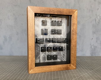 Houten wandframe met gepersonaliseerde toetsenbordtekst, speelkamerdecor, kunst aan de muur, aangepast toetsenbordbericht, gamercadeau, computerliefhebbercadeau