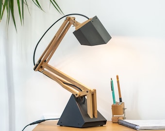 Lampe de bureau fabriquée à la main en chêne et en aluminium, le « Mashina » V2.0, fabriqué sur commande, parfait cadeau pour homme et pièce maîtresse