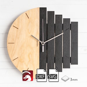Puede incluir: Un reloj de madera con un diseño negro y madera natural. La esfera del reloj es mitad madera natural y mitad listones de madera negra. Las manecillas del reloj son plateadas. El reloj tiene un grosor de 3 mm. El reloj está disponible en formatos DXF y SVG.