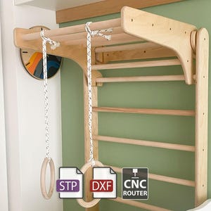 Puede incluir: Un marco de escalada de madera con una escalera, barras horizontales y anillos colgantes. El marco está hecho de madera de color claro e incluye un reloj redondo de madera con acentos coloridos. Cuerdas blancas y grises están unidas a los anillos.