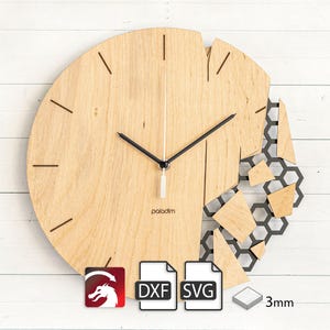 Peut inclure: Une horloge en bois avec un design brisé, présentant un motif en nid d'abeille. Le cadran de l'horloge est en bois clair avec des aiguilles noires et des marqueurs d'heures noirs. L'horloge a une épaisseur de 3 mm et est disponible aux formats DXF et SVG.