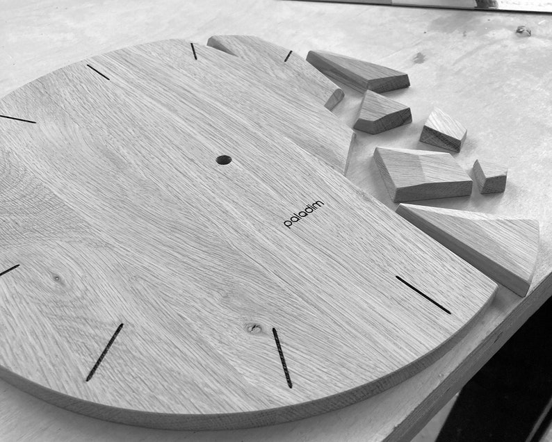 Shattered broken abstract wall clock 12 VREME, Art Timepiece, Timeless Wall Art, Made by hand from Oak, Time Representation, Unique Gift zdjęcie 5