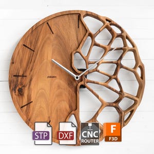 Könnte beinhalten: Eine Wanduhr aus Holz mit einem einzigartigen Design. Das Zifferblatt ist teilweise massiv und teilweise offen, mit einem komplizierten, geometrischen Muster. Die Zeiger der Uhr sind silberfarben. Auf dem Zifferblatt steht das Wort "paladim". Die Uhr befindet sich auf weißem Hintergrund.