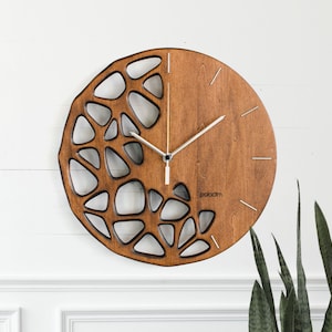 Houten wandklok 12, 30cm topologie geoptimaliseerd wanddecor, ambachtelijk beeldhouwwerk, geometrisch futuristisch ontwerp, handgemaakte houten wandklok afbeelding 1