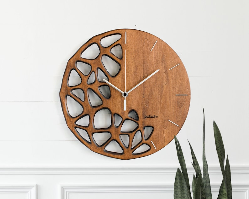 Houten wandklok 12, 30cm topologie geoptimaliseerd wanddecor, ambachtelijk beeldhouwwerk, geometrisch futuristisch ontwerp, handgemaakte houten wandklok afbeelding 1