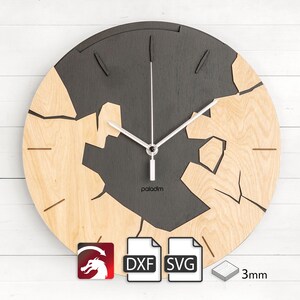 Può includere: Un quadrante di orologio in legno con un design nero e legno. Il quadrante dell'orologio è screpolato e rotto, con le crepe riempite di vernice nera. Le lancette dell'orologio sono argentate e il quadrante dell'orologio è spesso 3 mm. Il quadrante dell'orologio è etichettato "paladin".