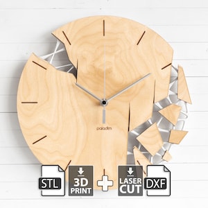 Op de afbeelding: Een houten wandklok met een uniek ontwerp. De klok heeft een lichtbruine wijzerplaat met zilveren wijzers en uurmarkeringen. De klok heeft een gebroken uiterlijk met geometrische vormen en het woord "paladim".