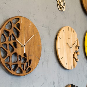 Houten wandklok 12, 30cm topologie geoptimaliseerd wanddecor, ambachtelijk beeldhouwwerk, geometrisch futuristisch ontwerp, handgemaakte houten wandklok afbeelding 9