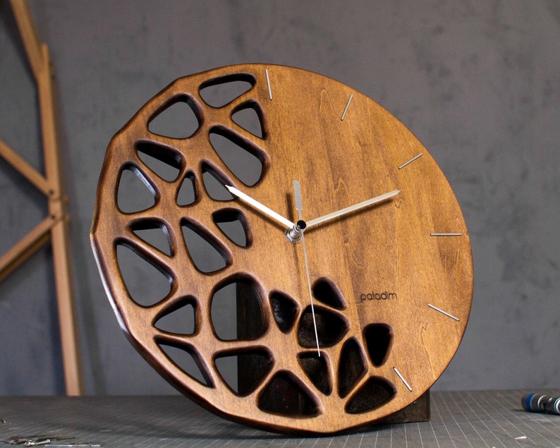 Houten wandklok 12, 30cm topologie geoptimaliseerd wanddecor, ambachtelijk beeldhouwwerk, geometrisch futuristisch ontwerp, handgemaakte houten wandklok afbeelding 5