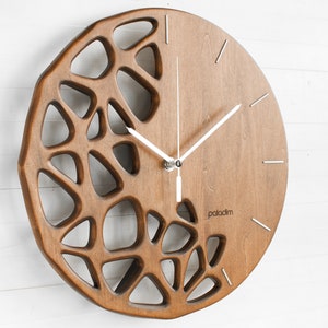 Houten wandklok 12, 30cm topologie geoptimaliseerd wanddecor, ambachtelijk beeldhouwwerk, geometrisch futuristisch ontwerp, handgemaakte houten wandklok afbeelding 3