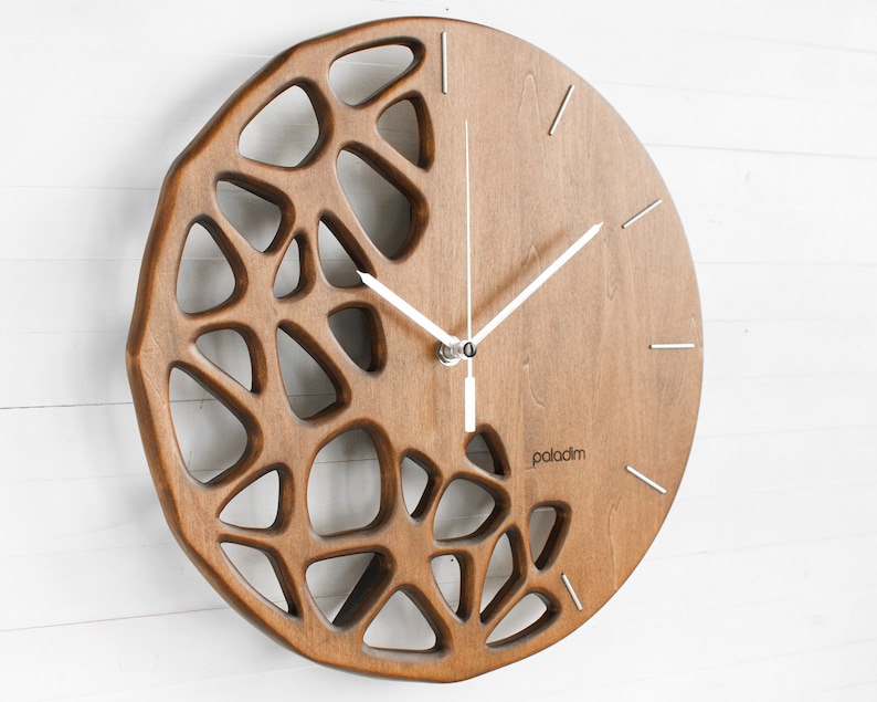 Horloge murale en bois 12 pouces, 30 cm, décoration murale optimisée pour la topologie, sculpture artisanale, design futuriste géométrique, horloge murale en bois faite main image 3