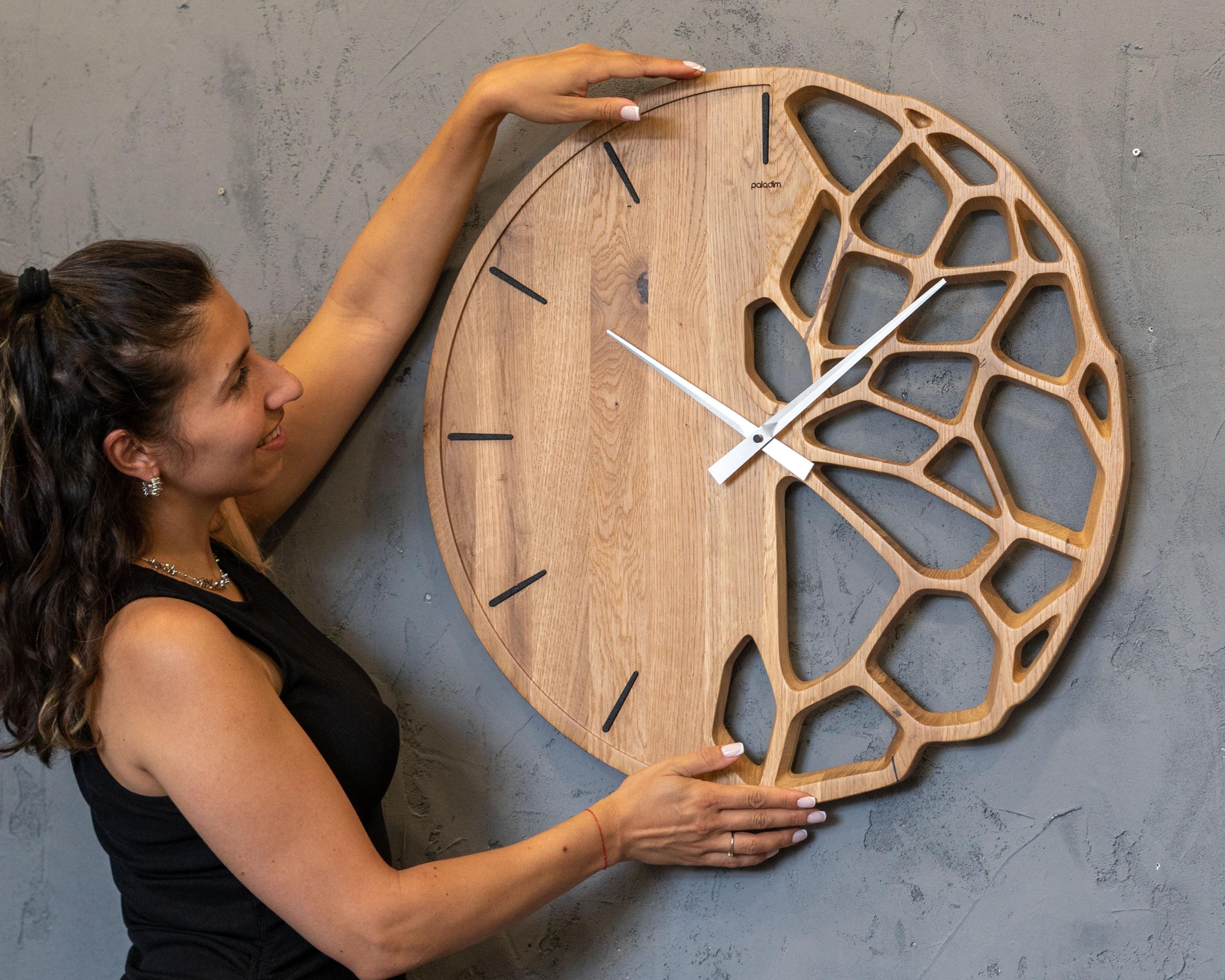 65cm×65cm ミディアムウォルナット Amazon.com: BLACK FOREST DECOR Western Tooled Leather Wall Clock