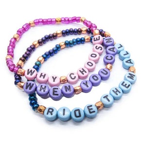 Conjunto de pulseiras empilháveis Bissexual Pride | Joias LGBT engraçadas | Três pulseiras elásticas com slogan Bi Pride