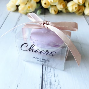 100x doorzichtige, transparante plastic huwelijksbedankjesdoosjes met gepersonaliseerde doorzichtige stickers • Enkele bitterkoekjes Twee macarons Snoepjes Mini-bedankjesdoosjes