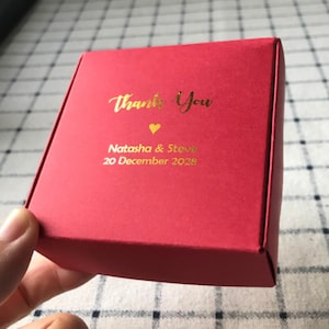 200 scatole portaconfetti rosse, bianche, nere e blu navy con scritte in lamina rosa oro blu argento bianco per bomboniere di nozze dolcetti logo aziendale