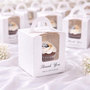 Puede incluir: Un letrero de madera rústico con el texto "Welcome to our home" en un estilo manuscrito. El letrero es rectangular, con un acabado envejecido y un diseño sencillo y acogedor. Adecuado para uso en interiores o exteriores.