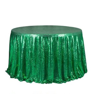 Peut inclure: Une nappe ronde en sequins verts. La nappe est faite d'un tissu chatoyant avec un léger éclat.