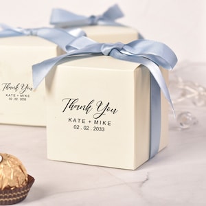 Boîte de dragées blanche personnalisée à monogramme de fête de mariage 95 | Coffret de faveur macaron, biscuits et bonbons au chocolat Ferrero | Boîte d'emballage cadeau logo entreprise
