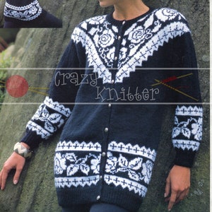 Könnte beinhalten: Ein schwarz-weiß gestrickter Cardigan mit Blumenmuster und Knopfleiste. Der Cardigan wird auf einem Modell mit felsigem Hintergrund gezeigt. Der Text "Double Knitting" und "Chevy Collection" ist in der oberen linken Ecke des Bildes sichtbar. Der Text "with wool" ist in der oberen rechten Ecke des Bildes sichtbar. Der Text "1174 81 - 107cm 32 - 42in" ist in der oberen rechten Ecke des Bildes sichtbar.