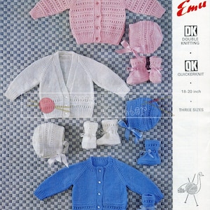 Può includere: Un modello di maglieria vintage con abbigliamento per bambini. L'immagine mostra tre cardigan lavorati a maglia in rosa, bianco e blu, insieme a cappellini e stivaletti coordinati. Il modello include istruzioni per tre taglie, con misure di 45.7-50.8 cm.