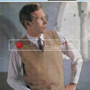 Puede incluir: Patrón de tejido Sirdar vintage que muestra a un hombre con un chaleco tejido color canela sobre una camisa blanca y corbata. El patrón incluye instrucciones para cuatro tallas, 96,5-111,8 cm. La parte superior de la imagen tiene el texto "4 ply Qualities and Double knitting Qualities".