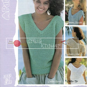 Op de afbeelding: Een haakpatroon voor een top met een V-hals en korte mouwen. Het patroon is in vier verschillende kleuren weergegeven: groen, blauw, beige en wit. Het patroon heet "Crazy Knitter" en is verkrijgbaar in de maten 32-38 inch.
