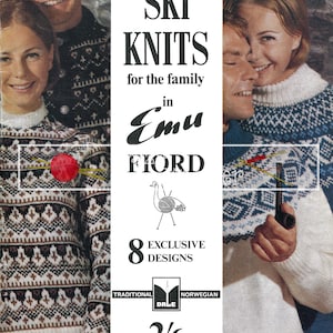 Puede incluir: Un folleto vintage de patrones de tejido de punto con una familia que lleva suéteres tradicionales noruegos. La portada presenta el texto "SKI KNITS for the family in Emu FIORD", "8 EXCLUSIVE DESIGNS", "TRADITIONAL DALE NORWEGIAN", y "2/6".