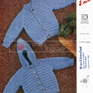 Può includere: Un cardigan blu lavorato a maglia con cappuccio e chiusura a bottoni. Il cardigan è realizzato con un punto a trama. Il numero del modello è 8480 e il nome è Emu. Il modello è per le taglie 19-21 pollici.