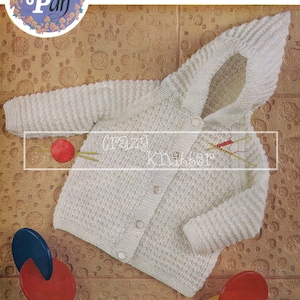 Könnte beinhalten: Weißer gestrickter Baby-Cardigan mit Kapuze, Knopfleiste und Peter-Pan-Design. Das Muster ist ein Wendy-Design, Größe 50/55 cm Brustumfang, DK-Garn. P257.