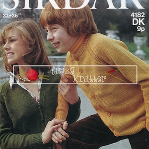 Op de afbeelding: Een vintage breipatroon met twee mensen die gebreide vesten dragen. Het patroon is getiteld "Crazy Knitter" en is van het merk "Sirdar". Het patroonnummer is 4182 en de prijs is 9p.