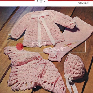 Puede incluir: Un conjunto de bebé de crochet rosa con un gorro y una chalina a juego. El conjunto incluye un cárdigan con un lazo, un pantalón y un gorro. El conjunto está hecho con un punto de crochet delicado y tiene un borde con flecos. El patrón se llama "Baby Quick Knitting" y es el número 639.