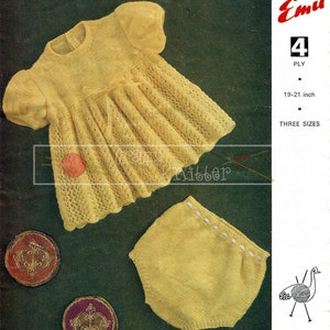 Può includere: Un modello di maglia per un vestito e un pannolino per neonato, con un vestito di maglia giallo con un motivo a pizzo e un pannolino di maglia giallo con bordino bianco. Il modello è in filato Emu 4 Ply ed è disponibile in tre taglie. Il modello costa 9 pence.