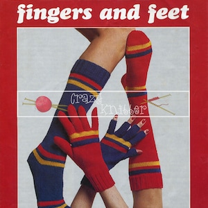 Może przedstawiać: Wzór na dzianie na palczatki i skarpetki w czerwono-niebiesko-żółte paski. Wzór nazywa się "fingers and feet" i jest przeznaczony dla przędzy 4-nitkowej. Numer wzoru to 1311.