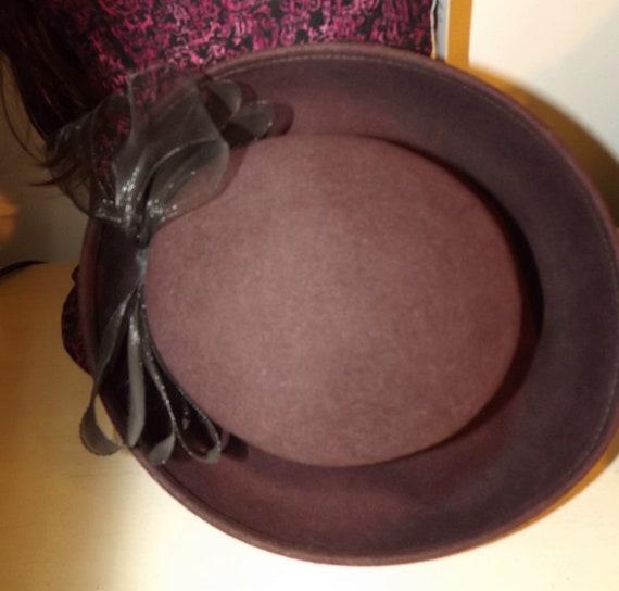 Vintage Womens Brown Felt Hat With Black Bow - image 7