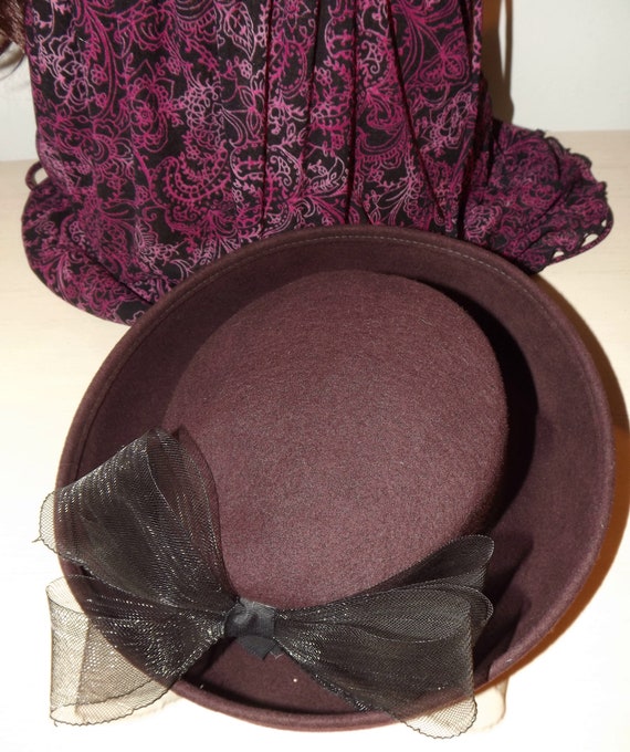 Vintage Womens Brown Felt Hat With Black Bow - image 1