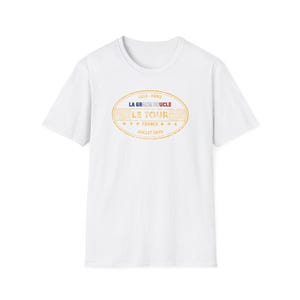 T-shirt fietspaspoortstempel, T-shirt Tour de France, grafisch shirt fietsrace, uniseks softstyle wielertop, cadeau fietsliefhebber