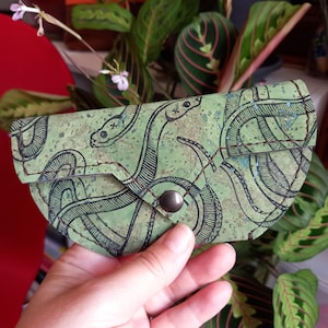 Porte-monnaie en liège vert - imprimé à la main et cousu à la main - handmade - hand-printed