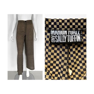 Puede incluir: Pantalón de cuadros negros y tostados con una etiqueta que dice "Marion Foyle and Sally Tuffin Made in England."