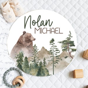 Letrero redondo de madera personalizado con nombre de montaña para bebé niño, letrero personalizado para anunciar el nombre de un recién nacido, letrero decorativo con nombre de oso y bosque.