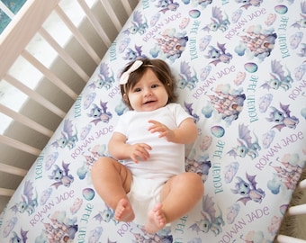 Sábanas para cuna de bebé niña con diseño de dragón, juego de habitación infantil personalizado con diseño de dragón, regalo para bebé niña con diseño de dragón morado y turquesa, juego de ropa de cuna con nombre para bebé, regalo para recién nacido