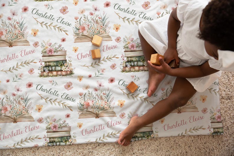 FLORAL BOOK BLANKET Personalized Girl Wildflower Storybook Blanket, Baby Girl Blanket Floral Books Toddler Girl Name Blanket, Baby Girl Gift imagem 1