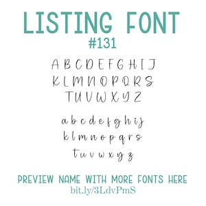 Pu&ograve; includere: Uno sfondo bianco mostra il testo "LISTING FONT" in turchese, con il numero "#131" sotto. Gli alfabeti maiuscoli e minuscoli sono mostrati in uno stile scritto a mano. Il testo "PREVIEW NAME WITH MORE FONTS HERE" e un URL sono in basso.
