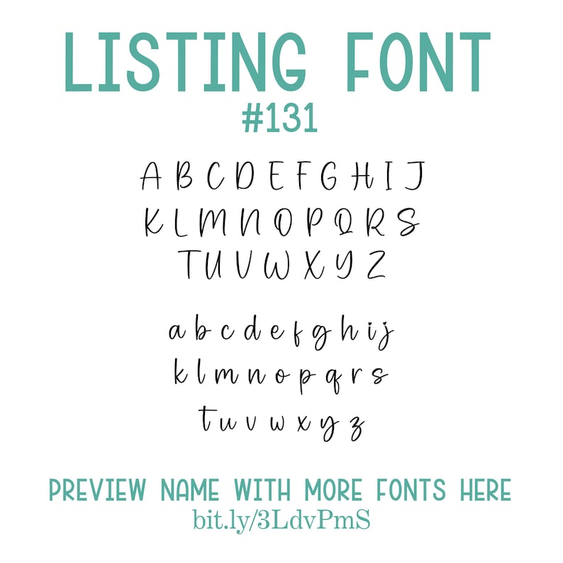 Pu&ograve; includere: Uno sfondo bianco mostra il testo "LISTING FONT" in turchese, con il numero "#131" sotto. Gli alfabeti maiuscoli e minuscoli sono mostrati in uno stile scritto a mano. Il testo "PREVIEW NAME WITH MORE FONTS HERE" e un URL sono in basso.
