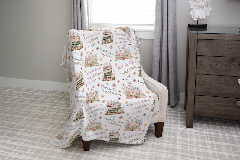 FLORAL BOOK BLANKET Personalized Girl Wildflower Storybook Blanket, Baby Girl Blanket Floral Books Toddler Girl Name Blanket, Baby Girl Gift imagem 4