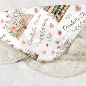 FLORAL BOOK BLANKET Personalized Girl Wildflower Storybook Blanket, Baby Girl Blanket Floral Books Toddler Girl Name Blanket, Baby Girl Gift imagem 2