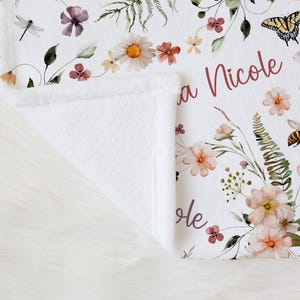 WILDFLOWER BABY BLANKET Personalized Baby Girl Wildflower Blanket, Toddler Girl Wildflower Name Blanket Wild Flower Nursery Baby Shower Gift immagine 2