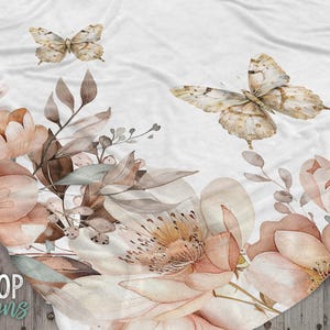 Puede incluir: Una tela de estampado floral acuarela sobre fondo blanco. La tela presenta grandes flores rosas y marrones, hojas verdes y mariposas. La tela es perfecta para proyectos de manualidades, como mantas, almohadas y ropa.